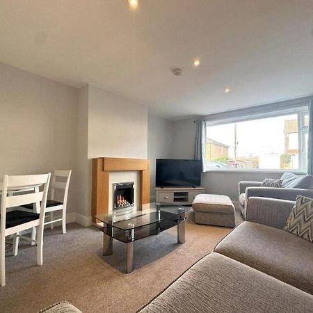 Cosy Brighouse 3 Bed House-Great For Contractors Apartman Kültér fotó