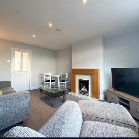 Cosy Brighouse 3 Bed House-Great For Contractors Apartman Kültér fotó
