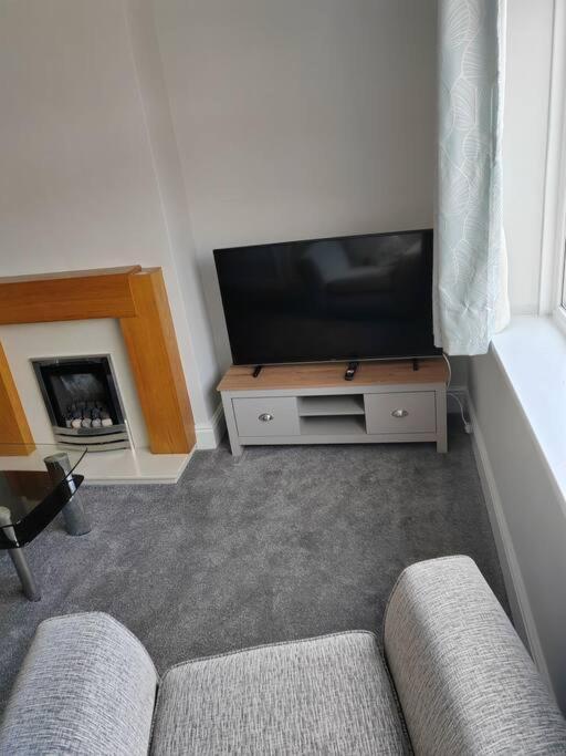 Cosy Brighouse 3 Bed House-Great For Contractors Apartman Kültér fotó