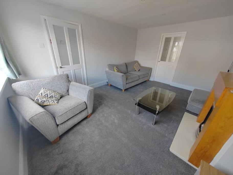 Cosy Brighouse 3 Bed House-Great For Contractors Apartman Kültér fotó