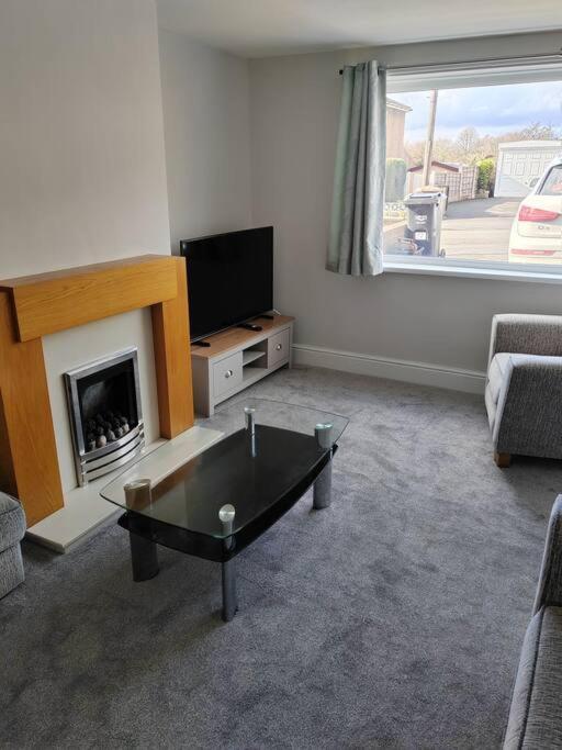 Cosy Brighouse 3 Bed House-Great For Contractors Apartman Kültér fotó