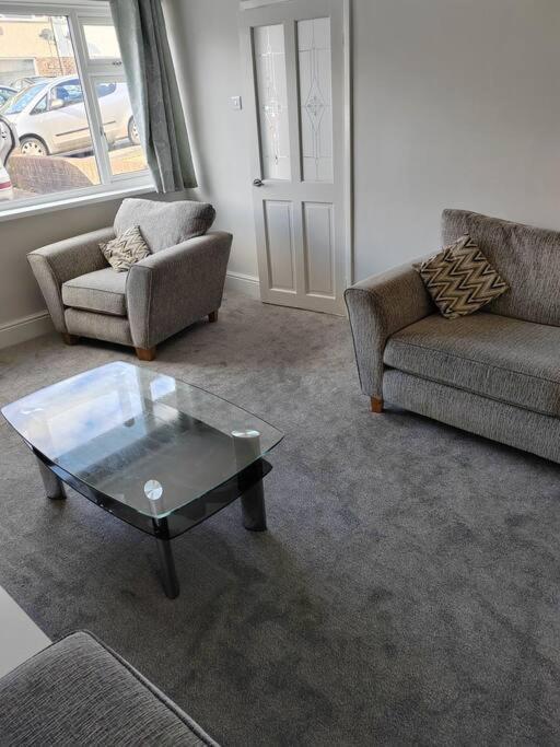 Cosy Brighouse 3 Bed House-Great For Contractors Apartman Kültér fotó