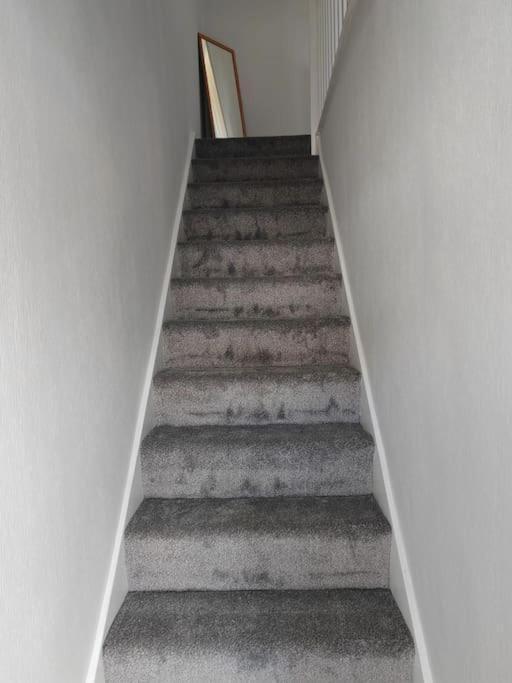 Cosy Brighouse 3 Bed House-Great For Contractors Apartman Kültér fotó