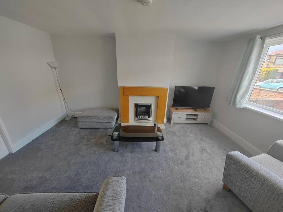 Cosy Brighouse 3 Bed House-Great For Contractors Apartman Kültér fotó