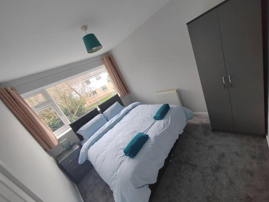 Cosy Brighouse 3 Bed House-Great For Contractors Apartman Kültér fotó