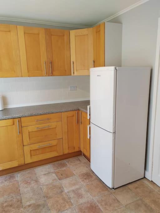 Cosy Brighouse 3 Bed House-Great For Contractors Apartman Kültér fotó
