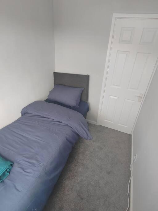 Cosy Brighouse 3 Bed House-Great For Contractors Apartman Kültér fotó