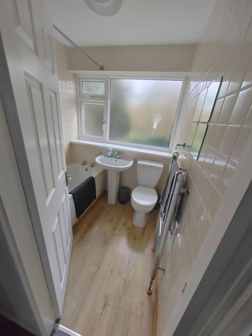 Cosy Brighouse 3 Bed House-Great For Contractors Apartman Kültér fotó