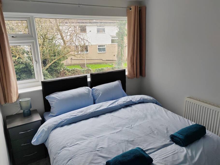 Cosy Brighouse 3 Bed House-Great For Contractors Apartman Kültér fotó