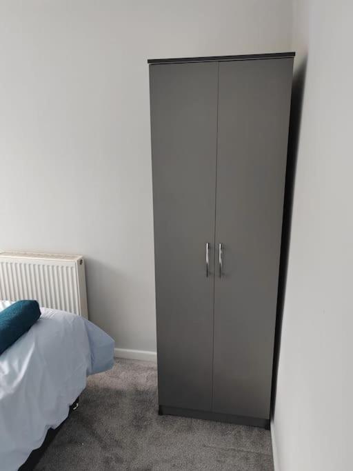 Cosy Brighouse 3 Bed House-Great For Contractors Apartman Kültér fotó