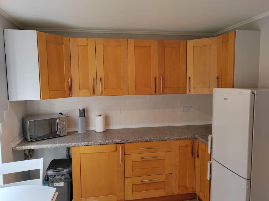 Cosy Brighouse 3 Bed House-Great For Contractors Apartman Kültér fotó
