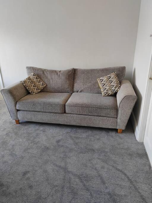 Cosy Brighouse 3 Bed House-Great For Contractors Apartman Kültér fotó