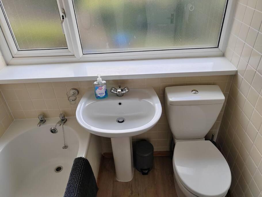 Cosy Brighouse 3 Bed House-Great For Contractors Apartman Kültér fotó