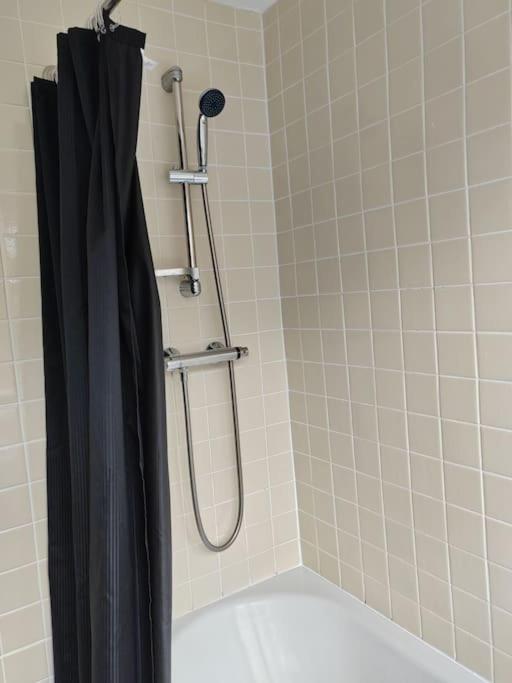 Cosy Brighouse 3 Bed House-Great For Contractors Apartman Kültér fotó