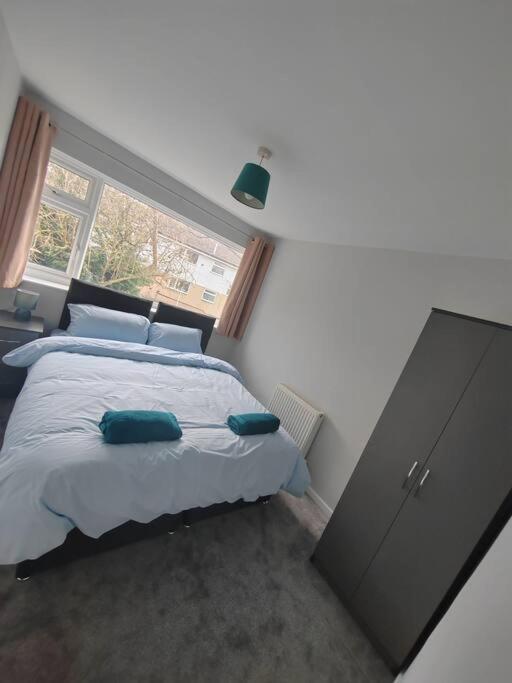 Cosy Brighouse 3 Bed House-Great For Contractors Apartman Kültér fotó