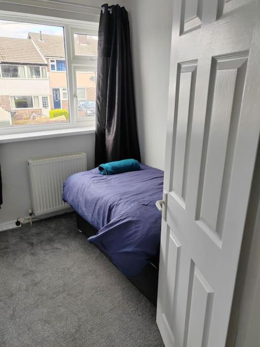 Cosy Brighouse 3 Bed House-Great For Contractors Apartman Kültér fotó