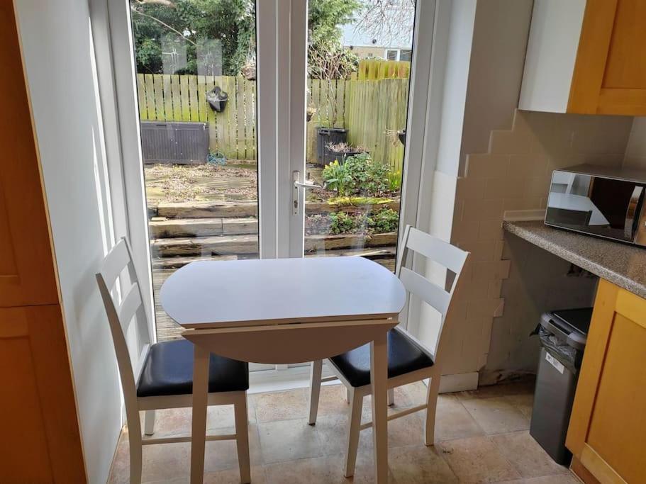 Cosy Brighouse 3 Bed House-Great For Contractors Apartman Kültér fotó