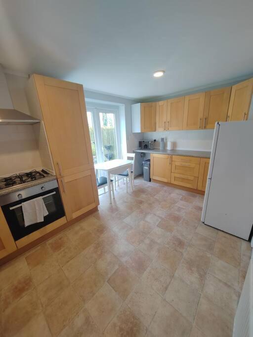Cosy Brighouse 3 Bed House-Great For Contractors Apartman Kültér fotó