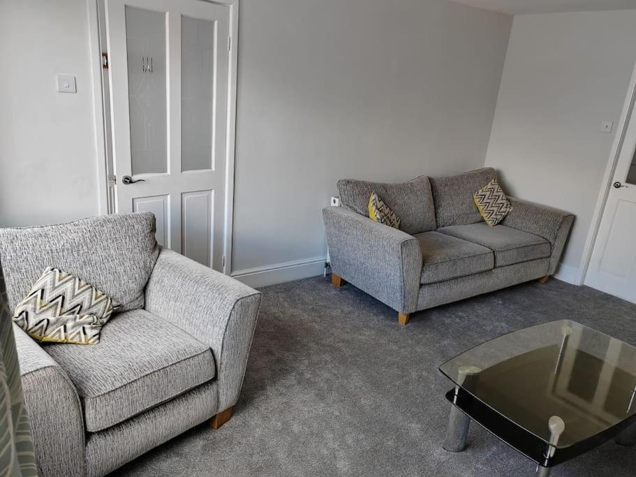 Cosy Brighouse 3 Bed House-Great For Contractors Apartman Kültér fotó