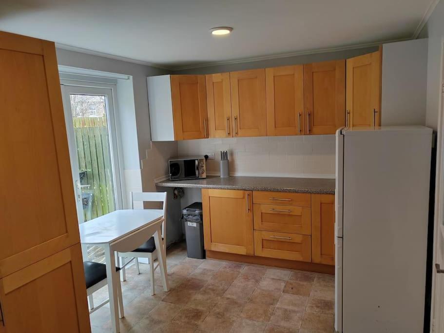 Cosy Brighouse 3 Bed House-Great For Contractors Apartman Kültér fotó