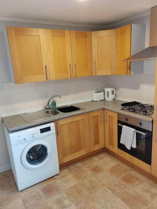 Cosy Brighouse 3 Bed House-Great For Contractors Apartman Kültér fotó