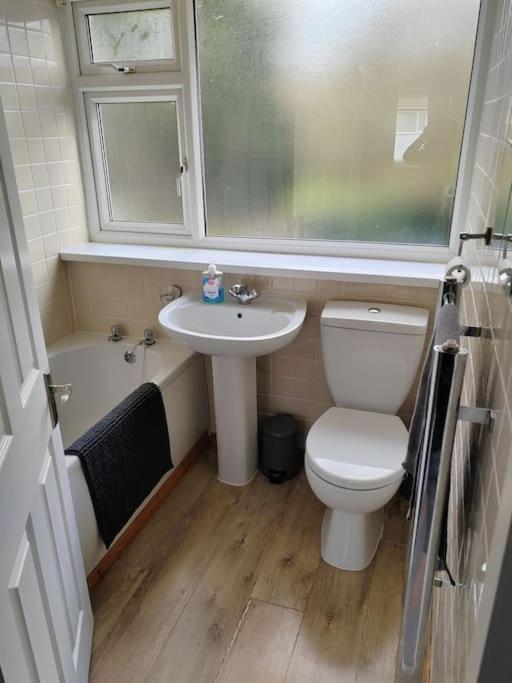 Cosy Brighouse 3 Bed House-Great For Contractors Apartman Kültér fotó