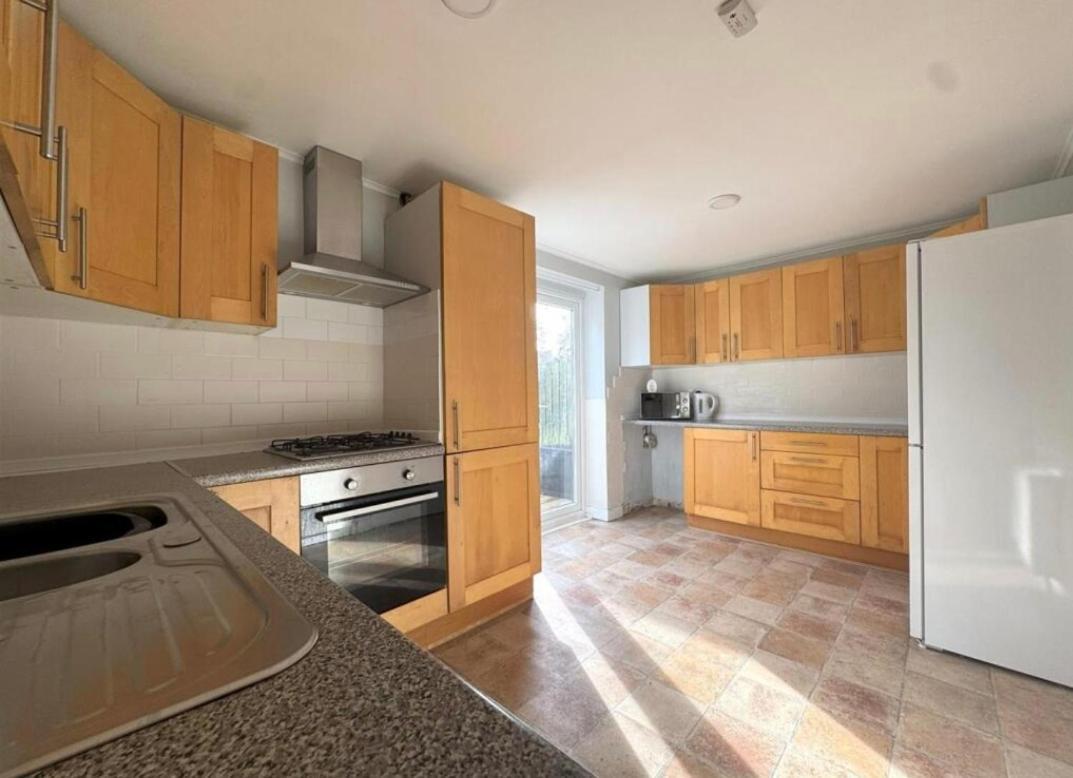 Cosy Brighouse 3 Bed House-Great For Contractors Apartman Kültér fotó