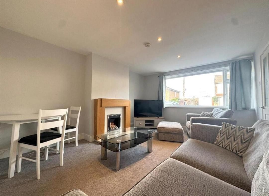 Cosy Brighouse 3 Bed House-Great For Contractors Apartman Kültér fotó
