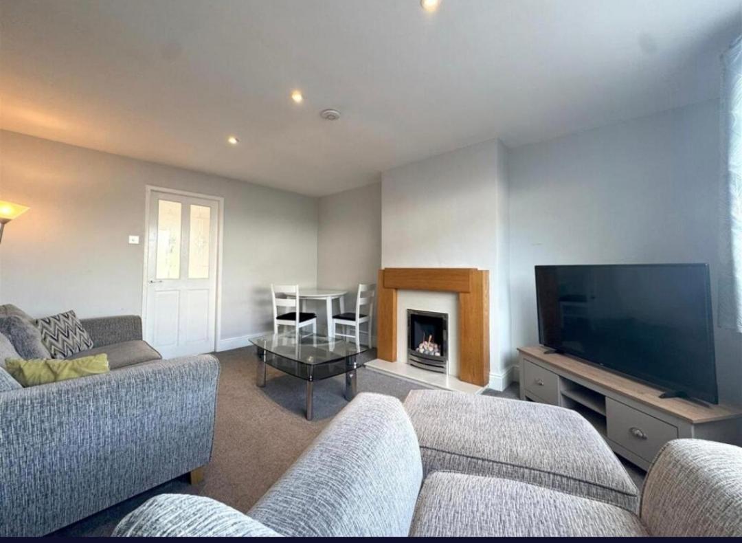 Cosy Brighouse 3 Bed House-Great For Contractors Apartman Kültér fotó
