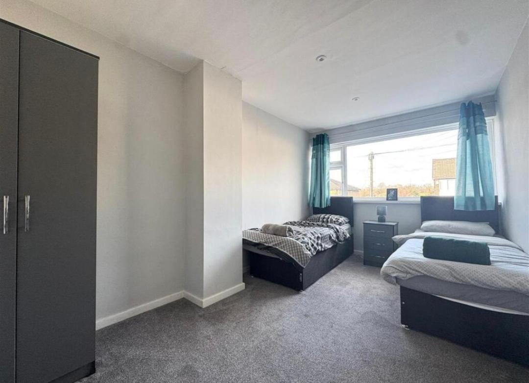 Cosy Brighouse 3 Bed House-Great For Contractors Apartman Kültér fotó